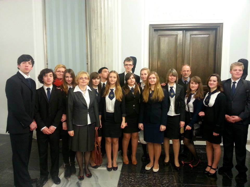 uczniowie szkoły podczas wizyty w Sejmie